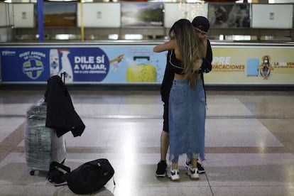 El venezolano Jos Jimnez abraza a su hermana Andrea tras viajar desde Argentina para pasar las fiestas con su familia, el 21 de diciembre en el Aeropuerto Internacional Simn Bolvar de Maiqueta, Venezuela.