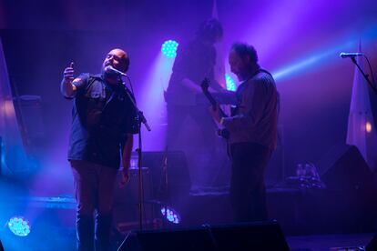 Concierto del grupo Fuerza Nueva, formación del Niño de Elche y Los Planetas, en el Teatro Coliseum de Barcelona.