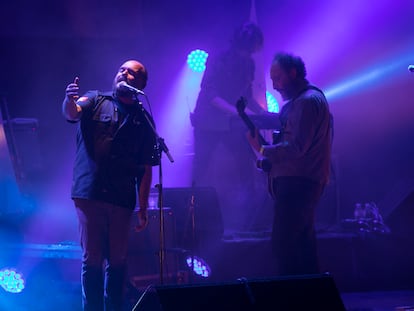 Concierto del grupo Fuerza Nueva, formación del Niño de Elche y Los Planetas, en el Teatro Coliseum de Barcelona.