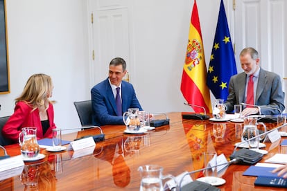 La vicepresidenta segunda, Yolanda Díaz; el presidente del Gobierno, Pedro Sánchez, y el Rey Felipe VI, durante la reunión del Consejo de Seguridad Nacional, el martes en La Moncloa.