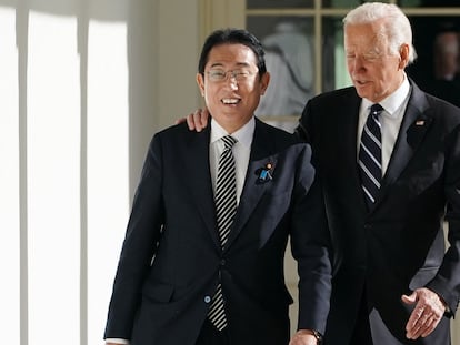 Fumio Kishida, primer ministro de Japón, junto a Joe Biden, este viernes en la Casa Blanca.