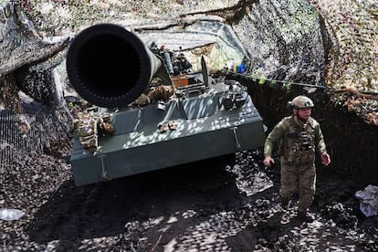 Batería de obús 2S7 Pion soviética de la 43 Brigada del ejército de Ucrania que lanza munición estadounidense hacia posiciones rusas en el frente de Prokrovsk, el 15 de abril.