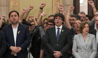 Junqueras, Puigdemont y Forcadell, tras aprobarse la declaración de independencia.