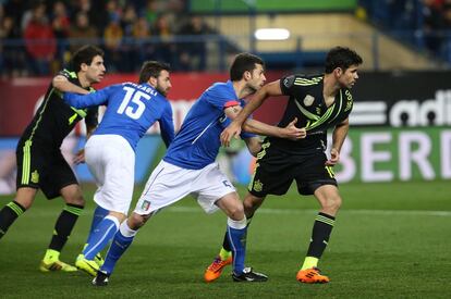 Diego Costa durante un lance del partido.