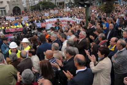 Concentración ante la Delegación del Gobierno en Galicia que puso colofón a la marcha de los trabajadores de las térmicas.
