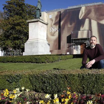 El botánico Eduardo Barba, delante de una de las entradas del Museo del Prado.