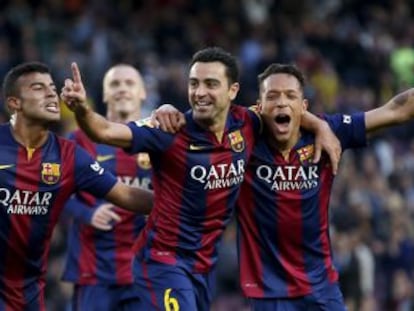 Rafinha, Xavi y Adriano festejan un gol.