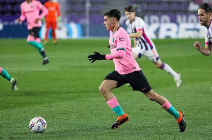 Pedri conduce el balón con la cabeza arriba ante el Valladolid.