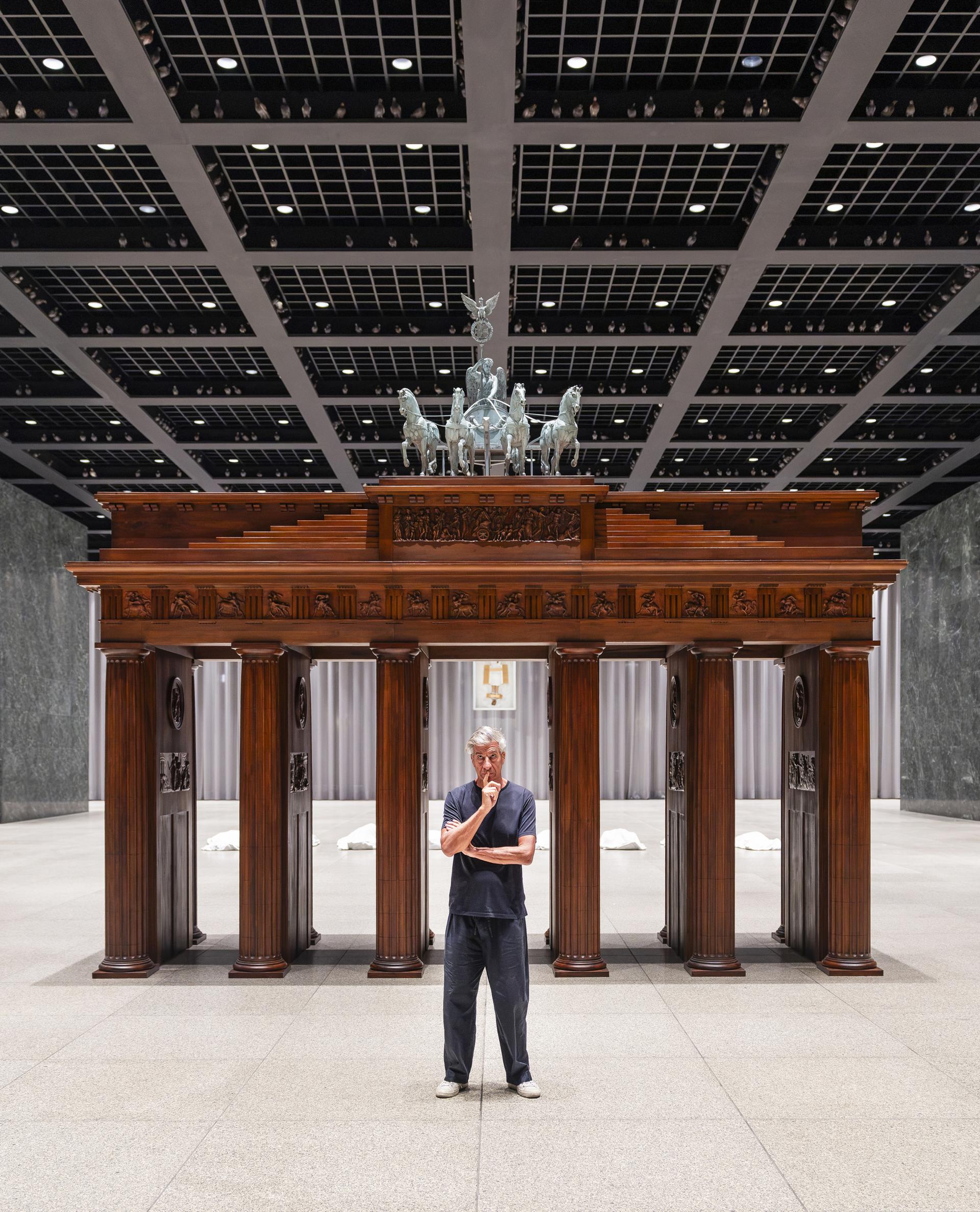 Maurizio Cattelan, frente a su obra 'Purgatory' (2026), reproducción en miniatura de la Puerta de Brandenburgo.