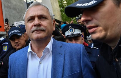 Liviu Dragnea el 15 de abril al salir del tribunal de Casación por un caso de corrupción.