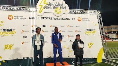 Podio de la 59ª Nationale-Nederlanden San Silvestre Vallecana 2023, con triunfo para el atleta etíope Berihu Aregawi con los españoles Mo Katir y Aarón Las Heras en segunda y tercera posición.