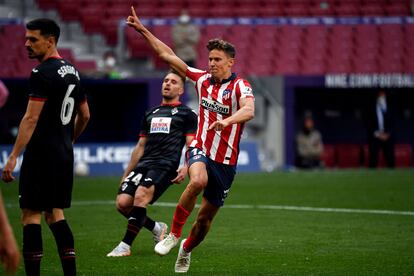 Marcos Llorente celebra uno de sus goles al Eibar este domingo.