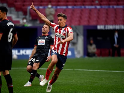 Marcos Llorente celebra uno de sus goles al Eibar este domingo.