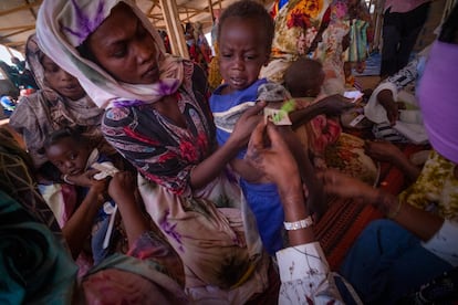 Voluntarias de la Cruz Roja miden el contorno de los brazos de los niños y niñas refugiados para prevenir e identificar casos de malnutrición en el campo de Camp École, cerca de Adré, el 15 de abril.