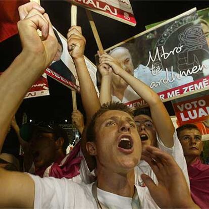 Seguidores del Partido Socialista se manifiestan ayer en Tirana.