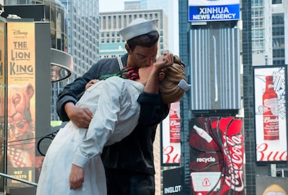 Vestidos como marineros y enfermeras, parejas de todas las edades recrearon así la famosa foto del beso del marino Gleen Edward McDuffie y la enfermera Edith Shain al conocer el fin del conflicto.