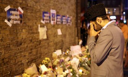 Un hombre reza cerca de Finsbury Park (Londres) tras un ataque contra una mezquita en junio de 2017.