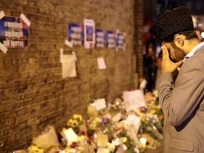 Un hombre reza cerca de Finsbury Park (Londres) tras un ataque contra una mezquita en junio de 2017.