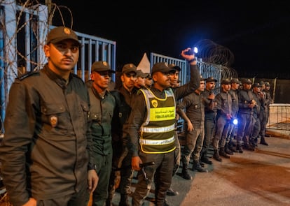 Despliegue de las fuerzas de seguridad marroquíes en la frontera de Ceuta el día 16.