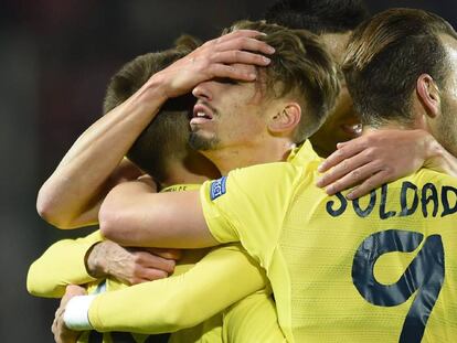 Los jugadores del Villarreal celebran un gol.