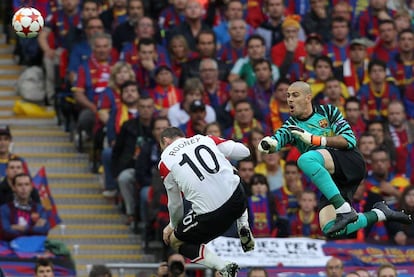 Una espectacular salida de Valdés, amenazado por la presión de Rooney.