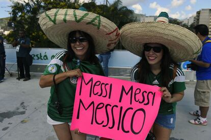 Unas jóvenes mexicanas animan al capitán de la selección argentina, Leo Messi.