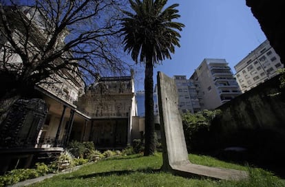 Una pieza del muro dentro del jardín San Martin, en el ministerio de Asuntos Exteriores argentino en Buenos Aires.