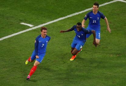 Matuidi y Koscielny persiguen a Griezmann tras su gol.