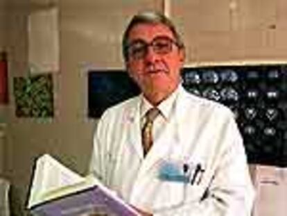 Nolasc Acarín, en su despacho como jefe de la sección de neurología del hospital Vall d´Hebrón.