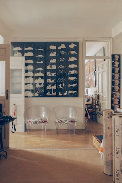 El estudio de la artista, en el barrio de Justicia, en Madrid, con la obra 'En el estudio de Sonia Sheridan' (1980).