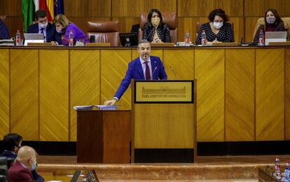 El consejero de Hacienda, Juan Bravo, en una de sus intervenciones en el pleno de Presupuestos del Parlamento andaluz.  