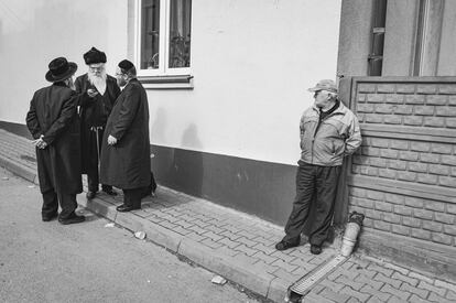 Un vecino observa a los peregrinos en Leżajsk, localidad que contaba con un 30% de población judía en vísperas dela II Guerra Mundial.