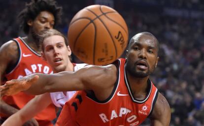 Serge Ibaka y Olynyk en el Toronto-Miami.