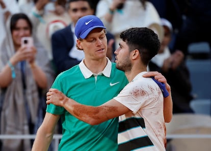 Carlos Alcaraz saluda a Jannik Sinner nada más terminar la final de Roland Garros, que ganó en cinco sets.