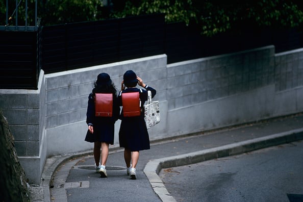 Dos niñas japonesas de camino al colegio.