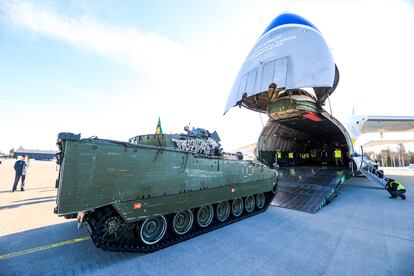 Un vehículo militar noruego, a punto de ser embarcado en un avión de carga ucranio, este domingo en Gardermoen (Noruega).