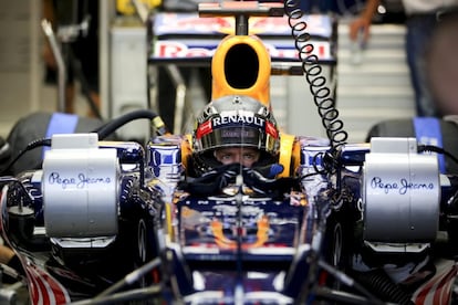 El piloto alemán Sebastian Vettel, en el garaje de Red Bull.