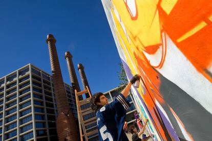 Grafiteros en acción en los muros liberados del parque de las Tres Xemeneies.