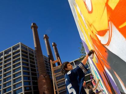 Grafiteros en acción en los muros liberados del parque de las Tres Xemeneies.