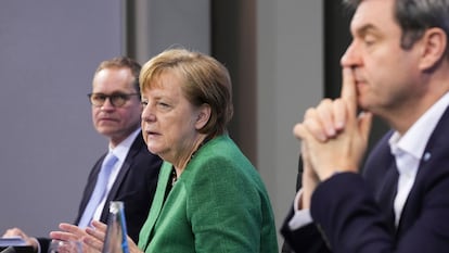 Merkel fala à imprensa na manhã desta terça-feira, com o prefeito de Berlim, Michael Müller, à direita, e o governador da Baviera, Markus Söder, à esquerda.