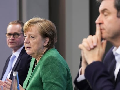 Merkel fala à imprensa na manhã desta terça-feira, com o prefeito de Berlim, Michael Müller, à direita, e o governador da Baviera, Markus Söder, à esquerda.