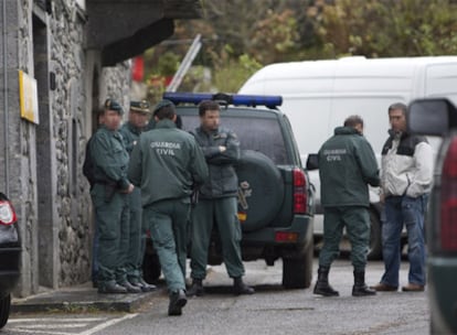 Agentes de la Guardia Civil, junto a la casa cuartel de Leitza.