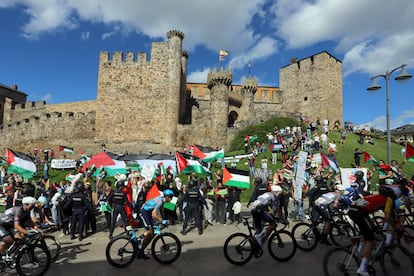 Decenas de personas protestan contra Israel al paso del pelotón por el Castillo de los Templarios en Ponferrada.