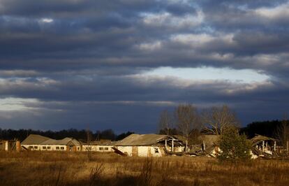 Ruined farm's buildings are seen in the 30 km (19 miles) exclusion zone around the Chernobyl nuclear reactor in the abandoned village of Pogonnoe, Belarus, March 13, 2016. What happens to the environment when humans disappear? Thirty years after the Chernobyl nuclear disaster, booming populations of wolf, elk and other wildlife in the vast contaminated zone in Belarus and Ukraine provide a clue. On April 26, 1986, a botched test at the nuclear plant in Ukraine, then a Soviet republic, sent clouds of smouldering radioactive material across large swathes of Europe. Over 100,000 people had to abandon the area permanently, leaving native animals the sole occupants of a cross-border "exclusion zone" roughly the size of Luxembourg. REUTERS/Vasily Fedosenko   SEARCH "WILD CHERNOBYL" FOR THIS STORY. SEARCH "THE WIDER IMAGE" FOR ALL STORIES