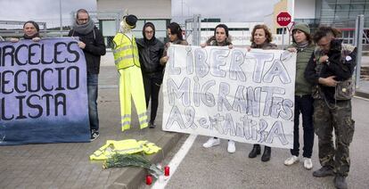 Miembros de la Plataforma Ciudadana contra el CIE de Archidona se manifiestan frente a las instalaciones tras haber sido hallado sin vida uno de los inmigrantes que se encontraba interno.