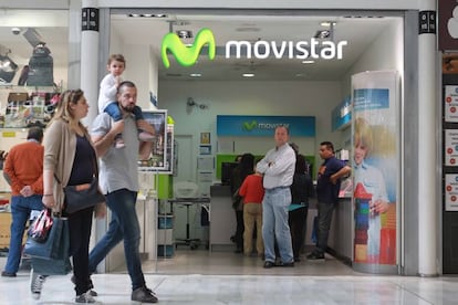 Una tienda de Movistar en el centro comercial de La Vaguada, en Madrid.