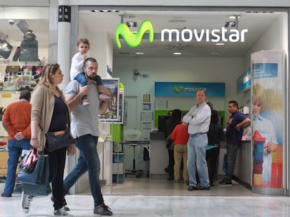 Una tienda de Movistar en el centro comercial de La Vaguada, en Madrid.