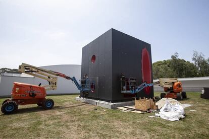 Montaje de las obras de Anish Kapoor en la Fundación Serralves (Oporto).