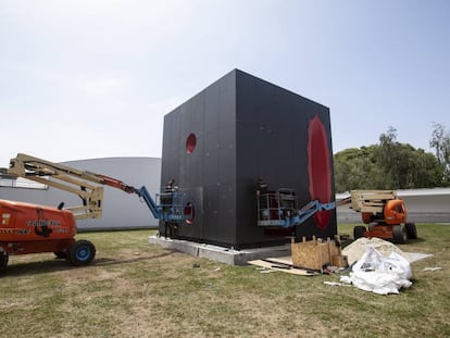 Montaje de las obras de Anish Kapoor en la Fundación Serralves (Oporto).