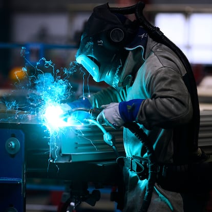 Un trabajador de la factoría de la multinacional francesa Alstom en su planta de Santa Perpètua de Mogoda (Barcelona).